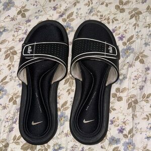 Slightly used Nike Slides✔️🖤